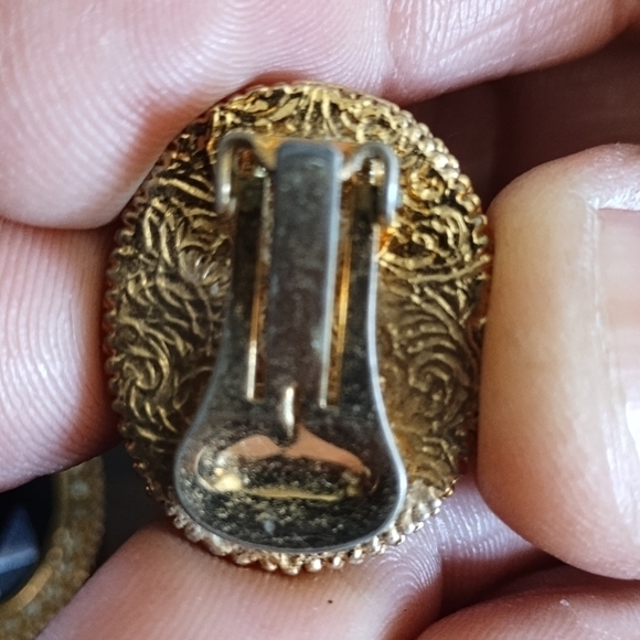 Vintage‎  Clip On Earrings Black Cushion Oval Center With Rhinestone Halo - Picture 2 of 2